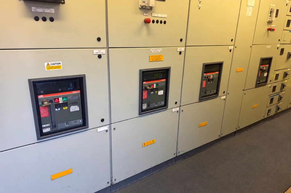 Low-voltage switchgear with ABB circuit breakers
